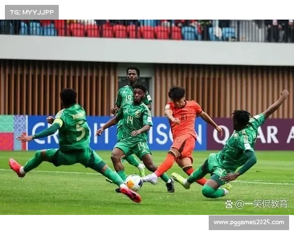 球迷冲入场内致比赛中断，国足节奏受影响