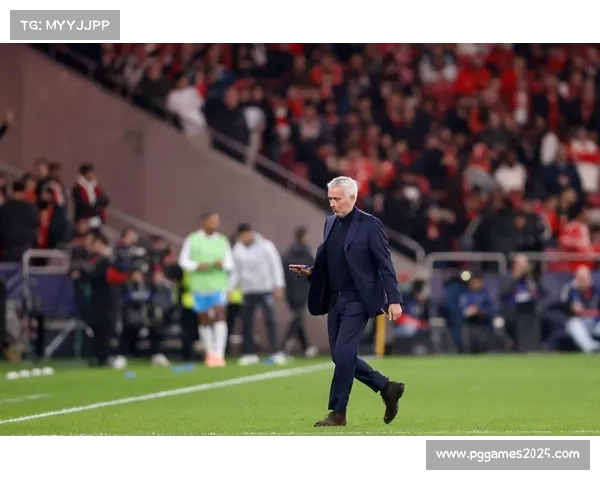 阿韦洛亚与穆里尼奥赛前拥抱，师徒情谊超越比赛